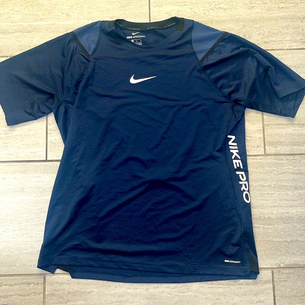 Nike Pro Men's AeroAdapt Training Short Sleeve Top